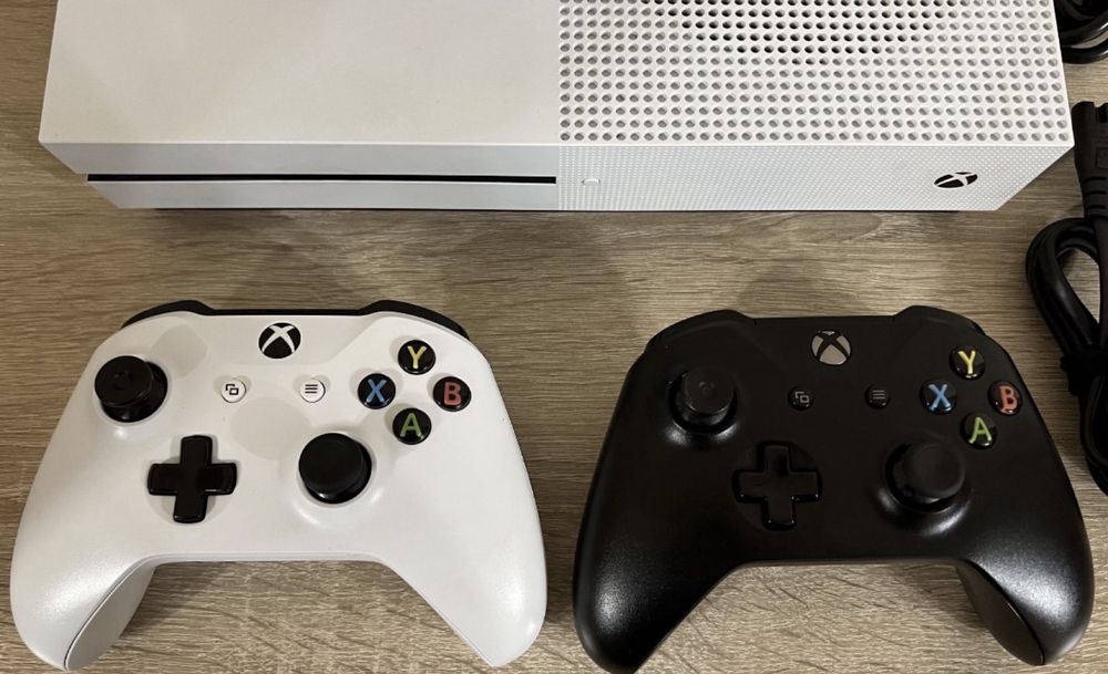 Xbox One S + 2 джойстика + 6 игр на дисках.