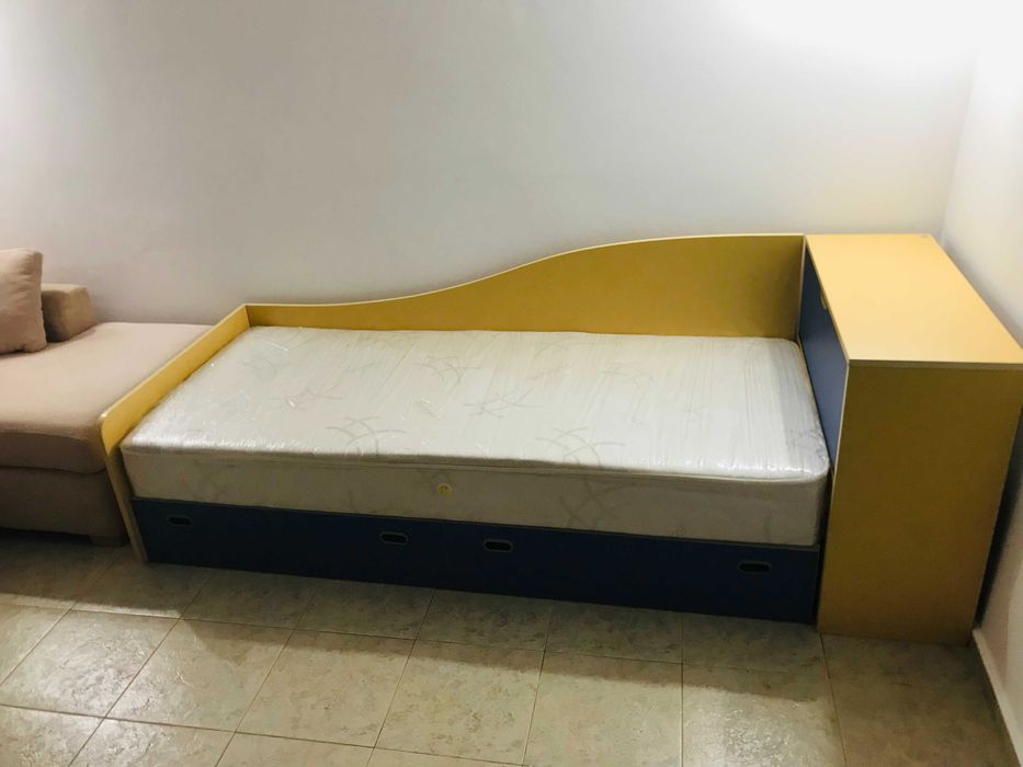 Единично легло с чекмеджета и ракла