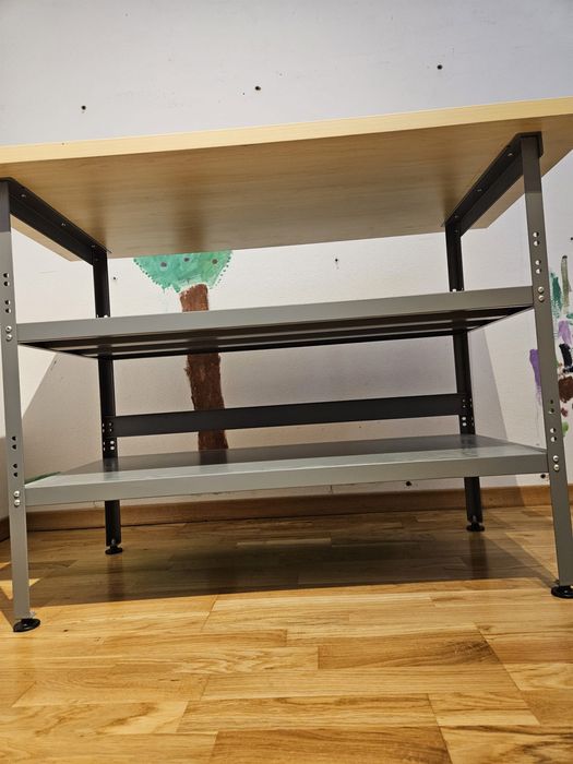 Masa lucru in stare foarte buna.