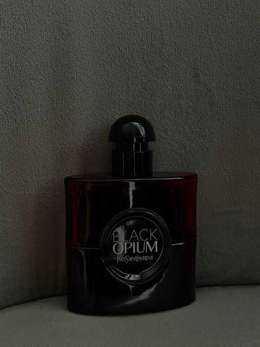 Yves Saint Laurent Black Opium Over Red