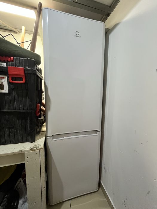 Холодильник 2метра двух камерный Indesit