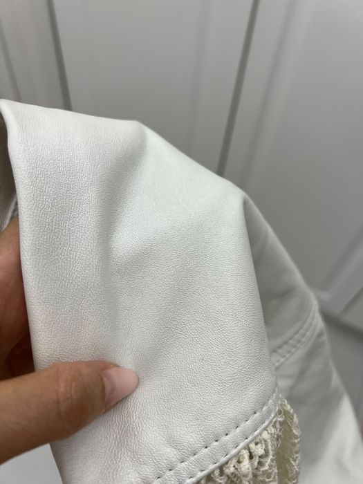 Vand costum alb din piele naturala