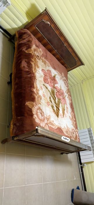 Кровать один из них раскладывается