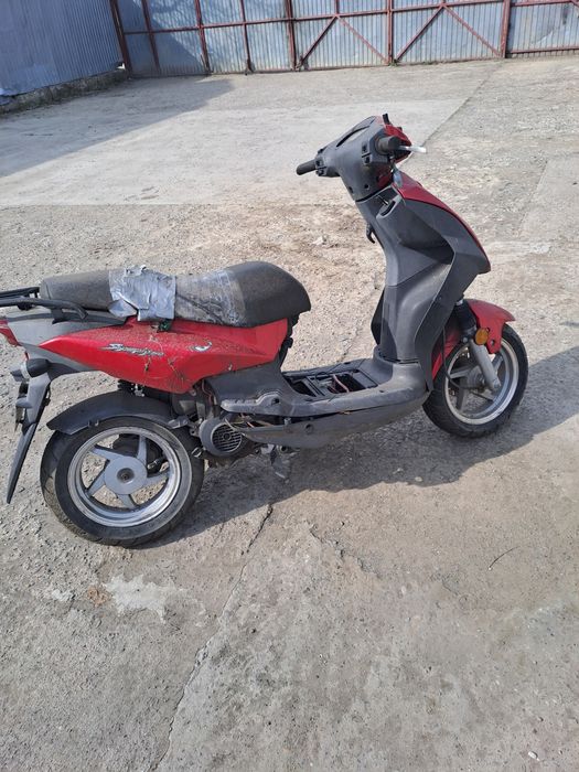 Vand 3 scutere 600 euro negociabil.