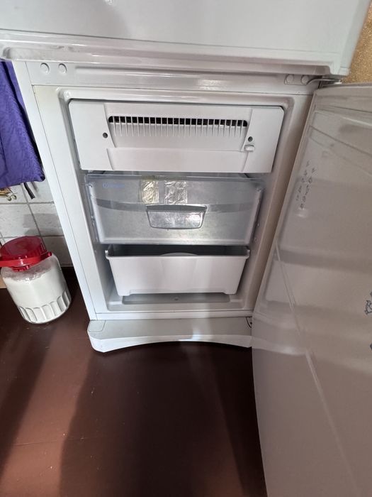 Продам холодильник Indesit