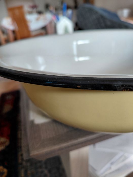 Емайлиран леген.