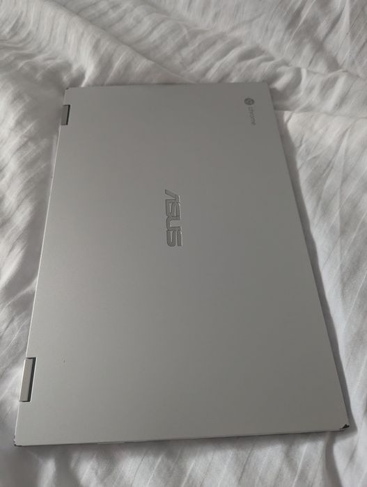 Asus 2 in 1 cu touchscreen