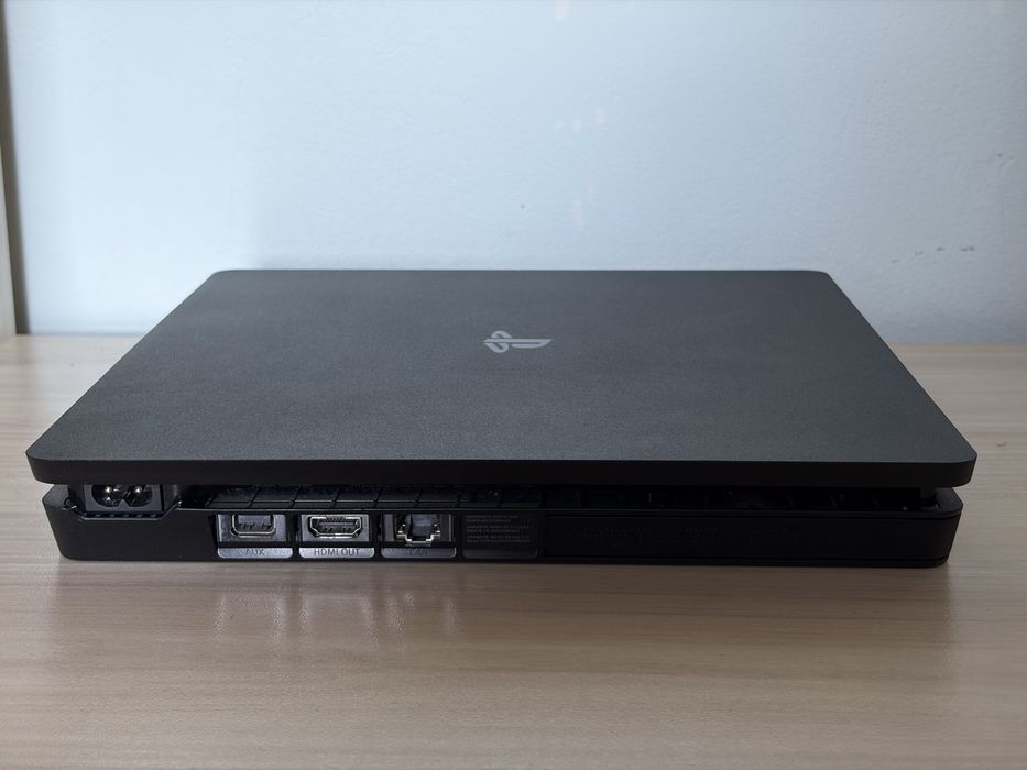 Sony PlayStation 4 Slim 1TB + 2 Джойстика + 6 Игри с книжки и Оригинална Кутия