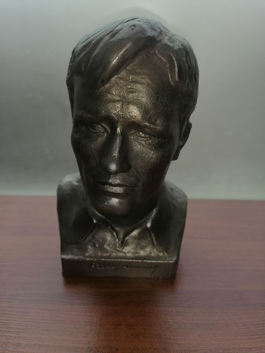 Бюст, Василий Шукшин. СССР.
Бюст, Василий Шукшин. Силумин. СС