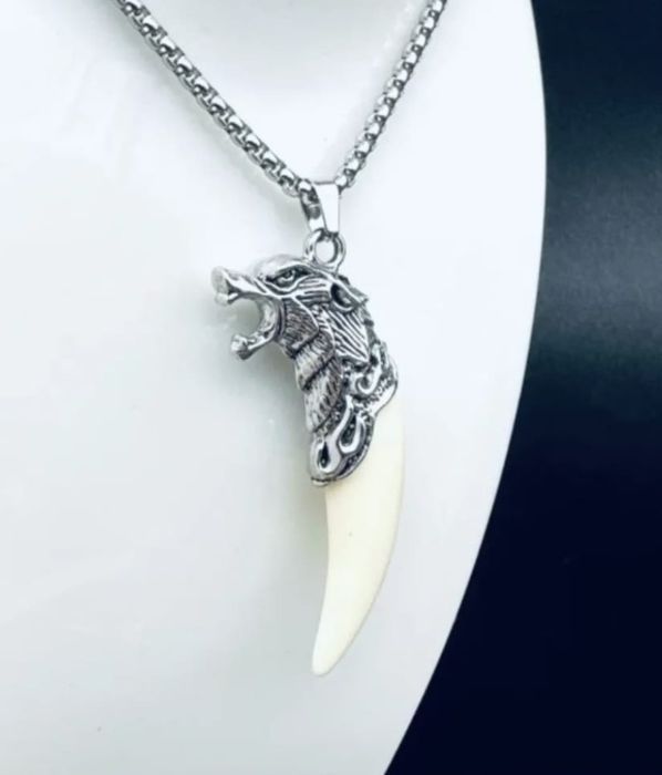 Продам кулон волчий клык