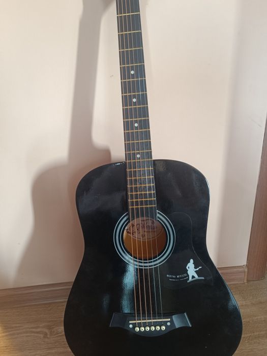 Продам гитару 6 струн