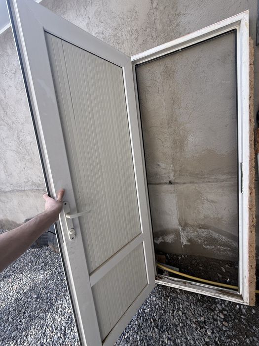 Дверь пластиковая