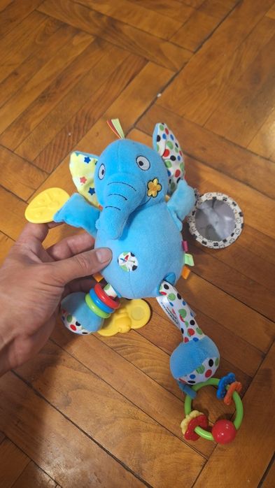 Plusuri interactive pentru copii mici.