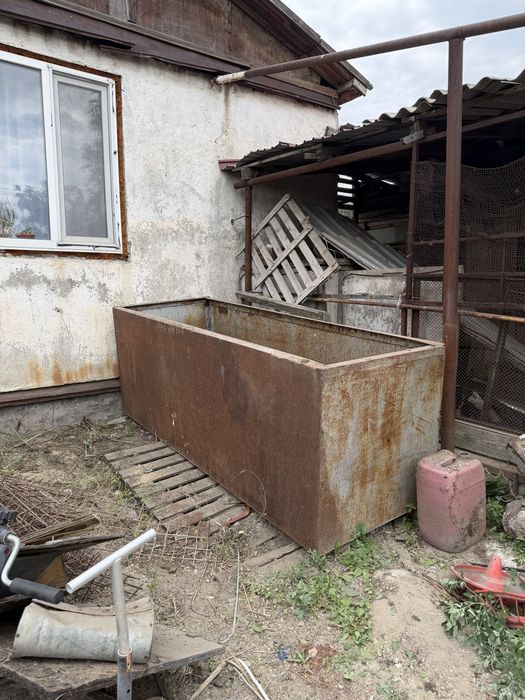 Продам металлическую ёмкость 2,5 м³
