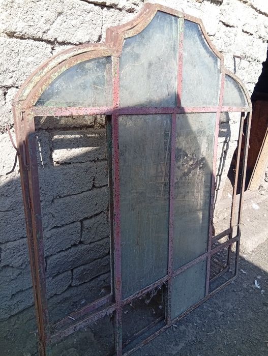 Tâmplărie veche din fier (cornier)