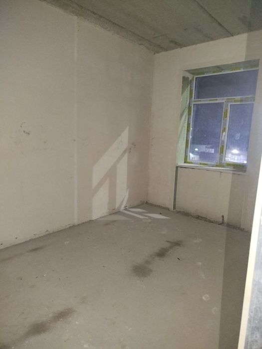 1 хоналик новостройка сотилади!!! Янгийул центирда.