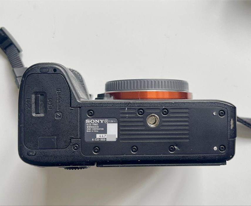 Sony A7R III + вертикальный хват Sony + 2 оригинальные батареи Sony