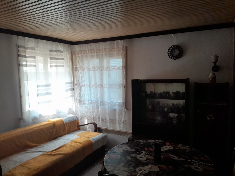 Дава се под наем Етаж от къща в Добрич, Център - 55 кв.м за 204 € - Снимка #3