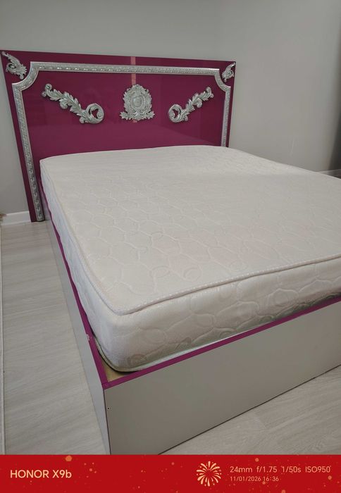 Двуспальная кровать