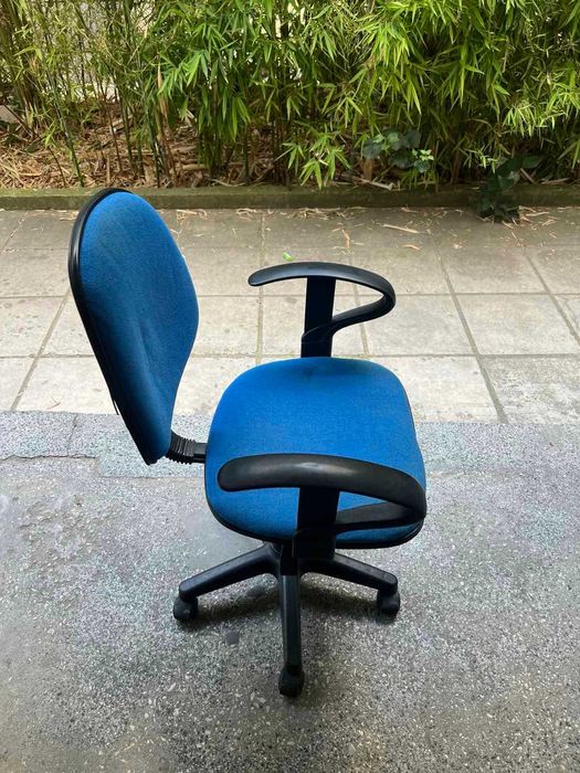 Ученически или офис стол, мек и лек и удобен