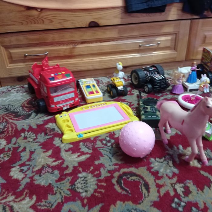 Коледна къщичка с детски играчки