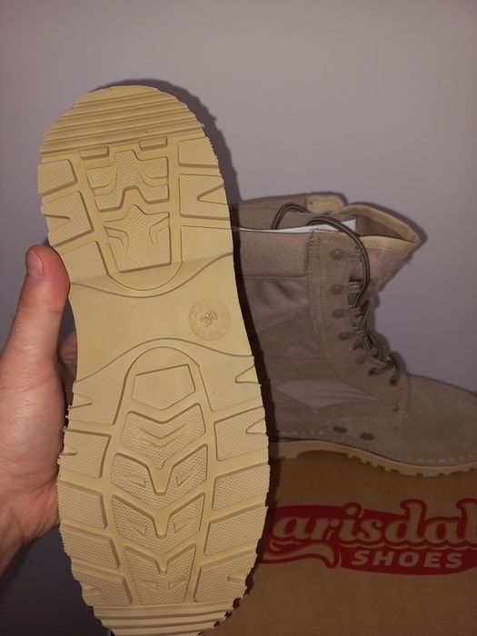 Vând bocanci militari negri și bej