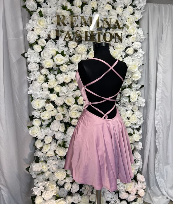 Къса розова рокля
