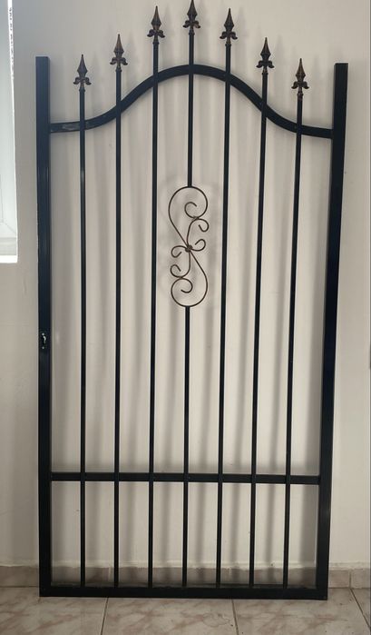 Poartă din fier  Nouă