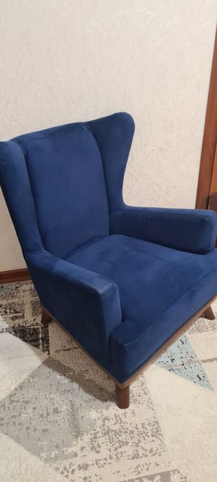 Срочно продаётся диван и 2 кресла!