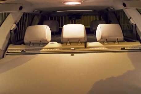 Бежово, задна щора за Mercedes-Benz, комби Е 210, запазена.