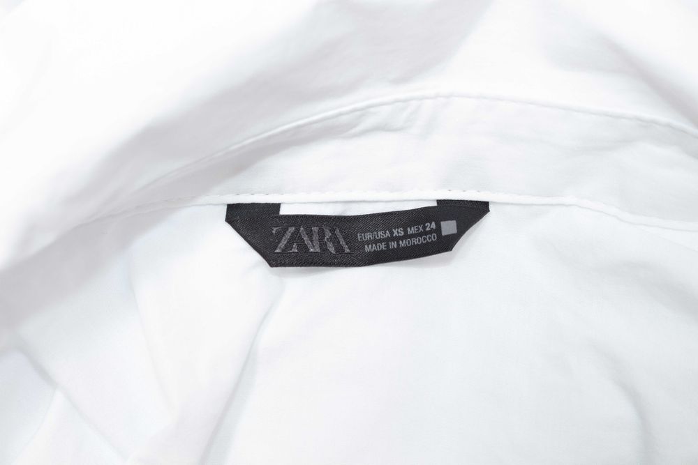 Zara Риза от поплин с плисета бяла вталена с яка XS