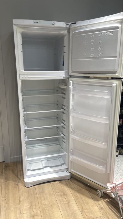 Холодильник Indesit