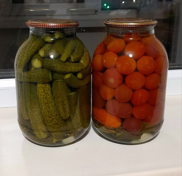 Помидоры маринованные. Огурцы, ассорти.