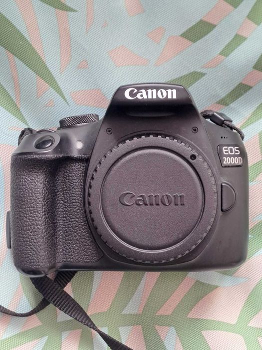 Цялостен комплект фотоапарат Canon EOS2000D / EF-S18-55mm EF 75-300mm