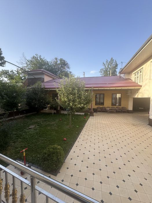 Uy sotiladi yolni yuzida 4,60 sotik 10 ta xona 3 ta sanuzel 1 ta kuxny