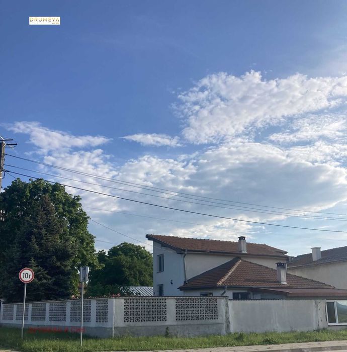 Продава къща  на главен път между Старо Оряхово и гр. Долни Чифлик