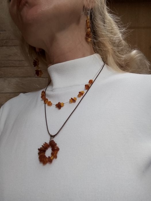 Кехлибар. Колие и обеци.