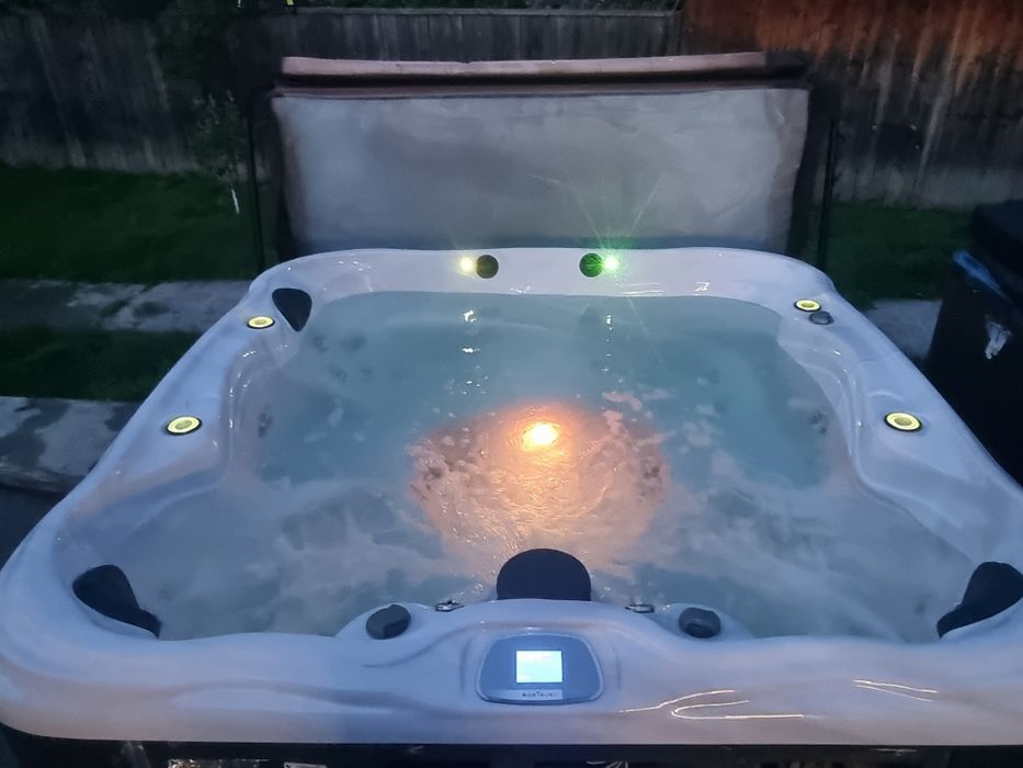 Cada cu hidromasaj- jacuzzi -hot tub