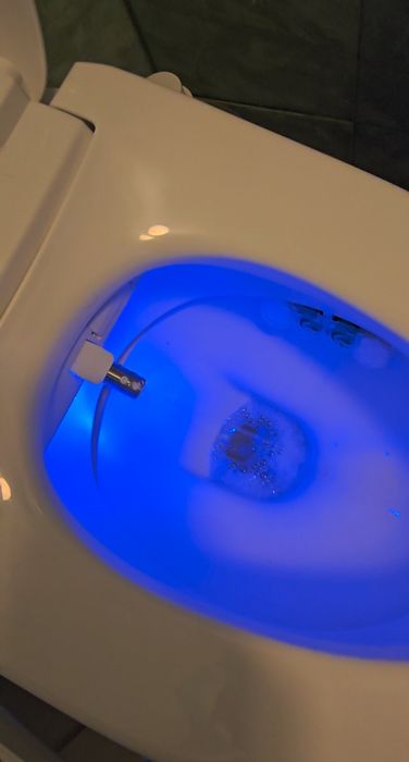 Смарт капак за тоалетна с дистанционно управление