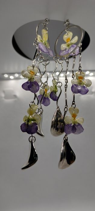 Обеци с естествен цвят на градински теменужки.