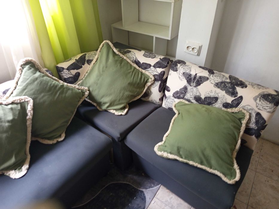 Ьглов диван с подарьк вьзглавници