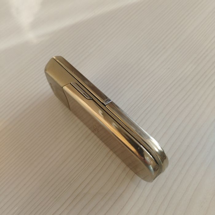 Телефон Nokia 8800.