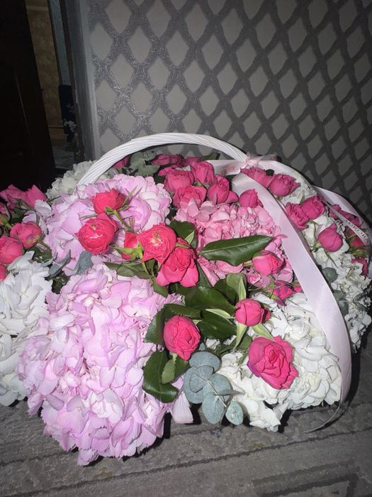 Цветы на корзине