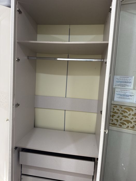 Шифонер тап таза есигинде айнасы бар