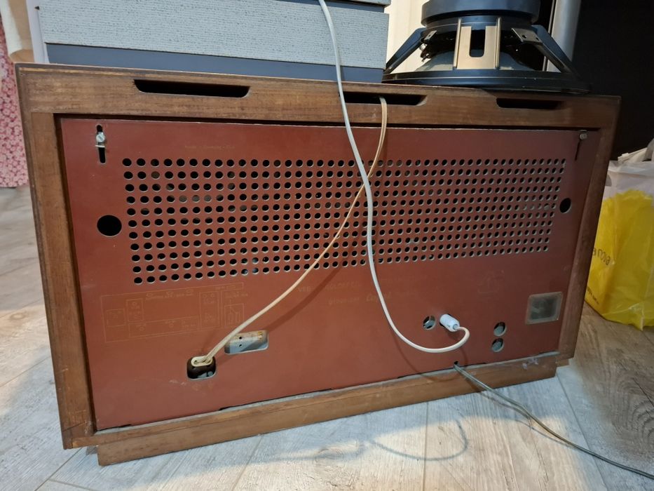 Radio Capri stereo pe lampi