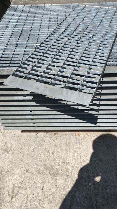 Trepte zincate pentru scări metalice grătare și rigole pentru trafic