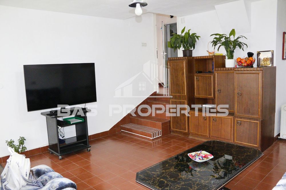 Къща в Перник, област-с.Големо Бучино площ 215