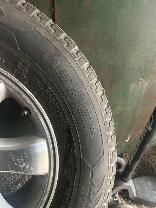 Срочно продам зимние шины