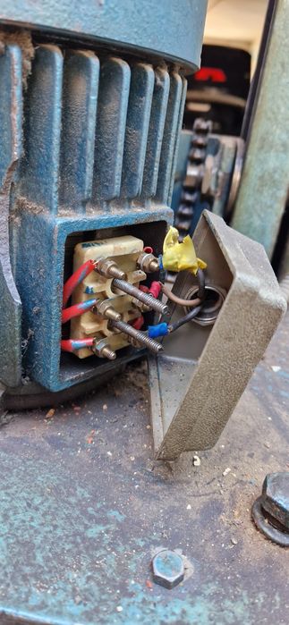 Lift electric  pe piston cu ulei