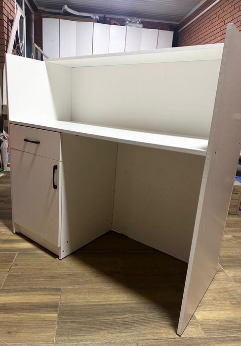 Продам ресепшен ,стол -парта срочно